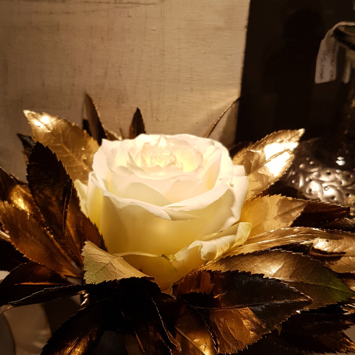 Arrangement White Leaves Gold