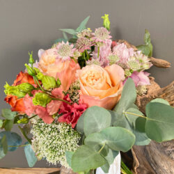Ανθοδέσμη Γάμου ντάλιες, αστράντια, τραχίλιουμ, λυσίανθο ευκάλυπτο και δύο ποικιλίες τριαντάφυλλα